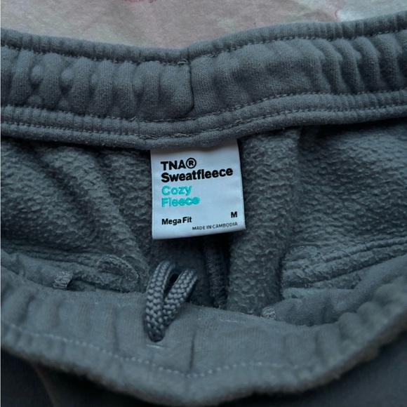 !SOLD! Aritzia Tna Cozy Fleece Mega Cargo Sweatpants - Picture 5 of 5